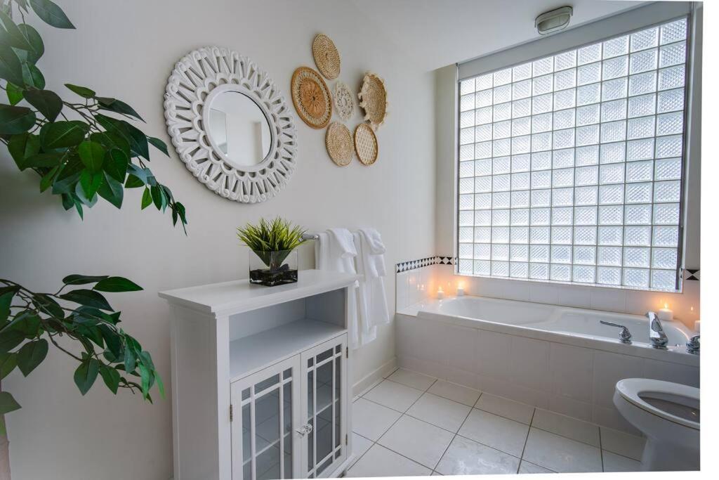 Apartamento Heart Of Downtown King Suite/parkng/pool/gym/sauna Vancouver