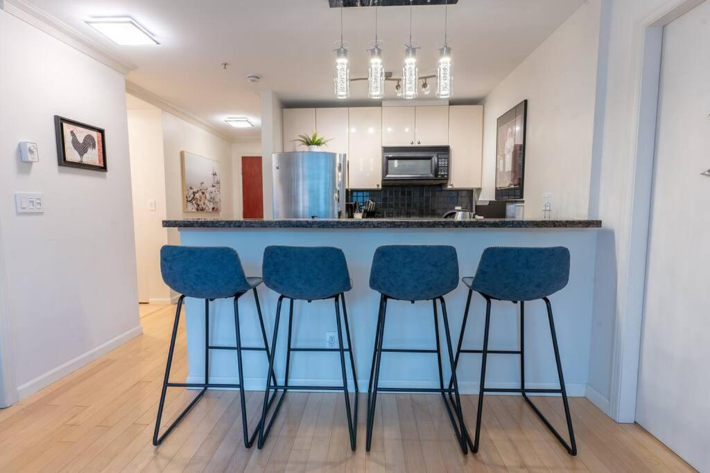 Heart Of Downtown King Suite/parkng/pool/gym/sauna Apartamento